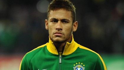 开云赛事集团|佛罗里达大学队友赛后温情互换签名球衣，理查德与小克莱顿的致敬时刻