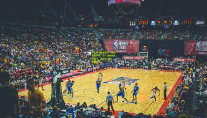 开云体育运营团队：英超激战半场，十人埃弗顿顽强防守，曼联0-1陷入被动局面